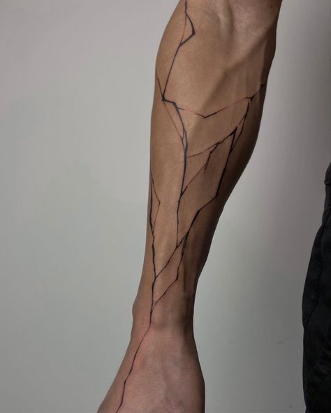 Hand Tattoo Lines, On Hand Tattoo, Tattoo Lines, Natur Tattoo Arm, Blitz Tattoo, Lightning Tattoo, Simple Tattoos For Guys, Stylish Tattoo, Naruto Tattoo