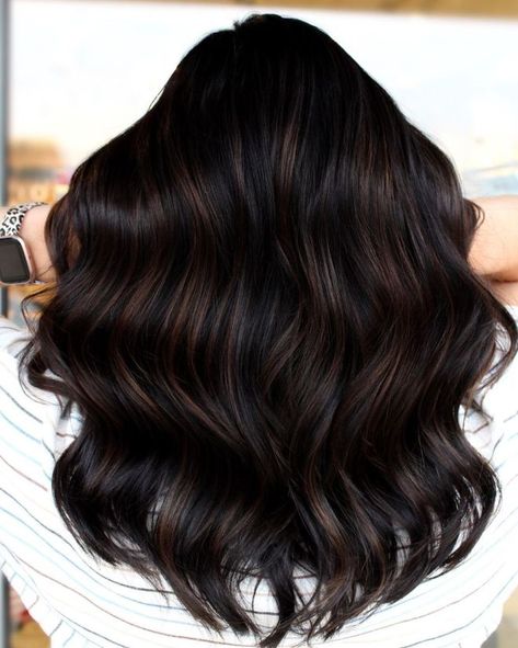 Dark Brunette Hair With Highlights, Brunette Bayalage, Chocolate Brown Hair Ideas, Brunette Ombré, Hair Bayalage, Winter Brunette, Bayalage Brunette, Fall Brunette, Highlights Brunette