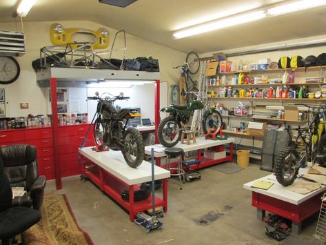 Bike work bench setup Build Table, Garage Motorcycle, Jetta Mk1, Motorcycle Harley Davidson, Auto Body Work, Man Garage, Bike Lift, Motorcycle Workshop, Garage Tool Organization