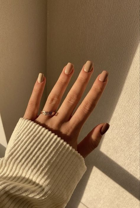 CHIC MINIMALIST NAILS | WEDDING NAILS Nails Aesthetic Vintage Beige, Short Nails Ideas Beige, Light Brown Nails Aesthetic, Aesthetic Beige Nails, Nails Beige Aesthetic, Beige Aesthetic Nails, Short Nails Beige, Gel Nails Beige, Brown And Beige Nails