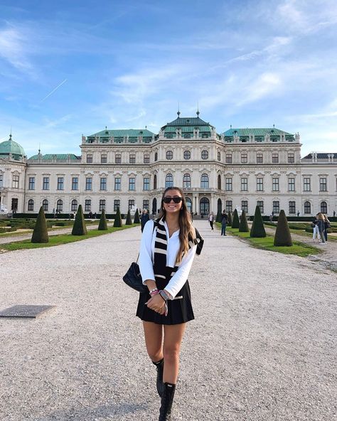 maria rodri🤠 on Instagram: "better this way ;)" Vienna Summer, Budapest Vacation, Eurotrip Outfits, Vienna Christmas, Vienna Travel, Budapest Travel, Travel Picture Ideas, Solo Photo, Austria Travel