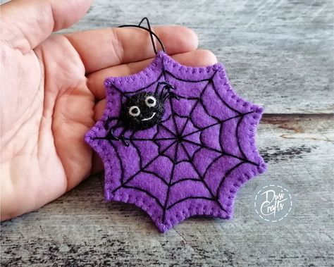 Fall Felt Crafts, Felt Halloween Ornaments, Halloween Felt Crafts, Diy Halloween Gifts, Spooky Home, Spooky Home Decor, Casa Halloween, Ribbon Crafts Diy, Wool Applique Patterns