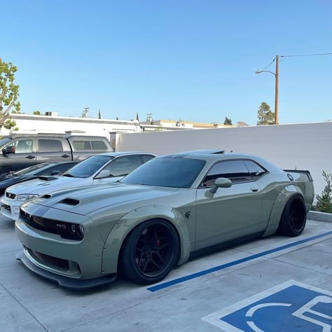 Dodge Srt Hellcat, Dodge Srt, Dream Cars Bmw, Camaro Car, Dream Cars Mercedes, Dodge Muscle Cars, Hellcat Challenger, Pimped Out Cars, Dodge Challenger Srt