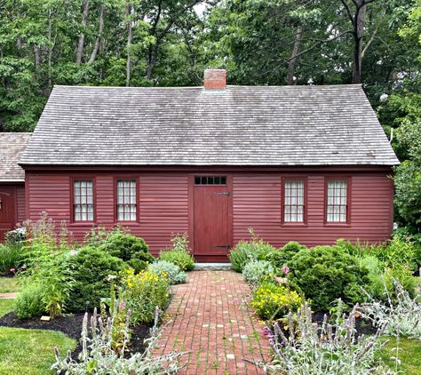 New England Colonial House Exterior, New England Exterior, Early American Homes, 18th Century House, Colonial House Exteriors, Cape Cod Cottage, Red Houses, Cape Cod Style House, York County