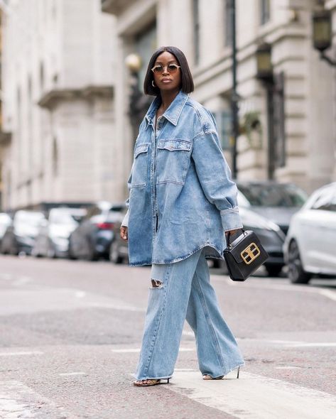 Hm Outfits, Modest Dressing, Denim Street Style, Oversized Denim Shirt, Looks Jeans, Latest Trends In Fashion, Denim Inspiration, Denim On Denim, All Jeans