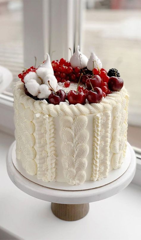 Winter Cake Ideas, Sweater Cake, Christmas Themed Cake, Christmas Cake Designs, Winter Wedding Cake, Xmas Cake, Winter Cake, Creative Cake Decorating, Holiday Cakes