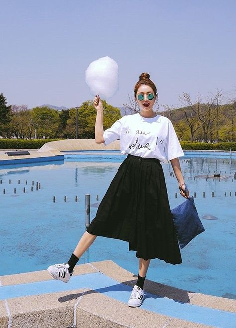 casual outfit with oversized white tee + black pleated skirt || street style || fashion inspiration Moda Ulzzang, Oversized Shirt Outfit, Vintage Dresses Casual, Chique Outfits, Grunge Vintage, Pakaian Feminin, Rock Outfit, Mode Abaya, Modieuze Outfits