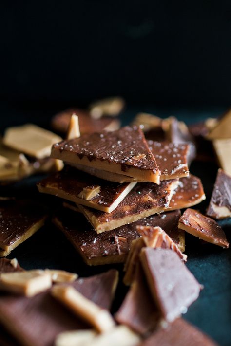 Toffee Brittle, Salted Caramel Desserts, How To Make Toffee, Salted Toffee, Homemade Toffee, Sea Salt Chocolate, Toffee Recipe, Caramel Desserts, Sea Salt Caramel