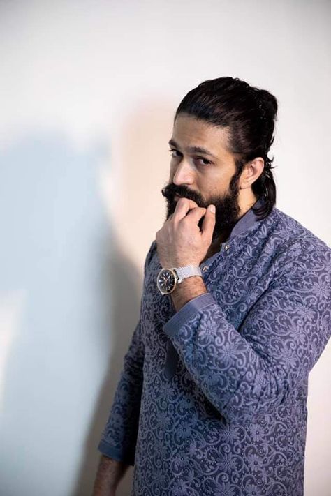 Kgf Yash Hairstyle, Yash Kgf Wallpapers Attitude, Yash Kgf Wallpapers, Boys Beard Style, Yash Kgf, Kgf Yash, Rocky Bhai, Kgf 2, Beard Images