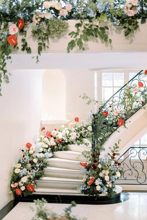 15 Pretty Perfect Floral Staircase Decor - Perfete | Wedding decor #wedding #decor #weddingdecorations #weddings #weddinginspiration #weddingideas  #weddingdecor #springwedding Staircase Florals, Wedding Staircase Decoration, Floral Staircase, Staircase Wedding, Wedding Stairs, Wedding Staircase, Wedding Fairy, Tet Holiday, Floral Installations