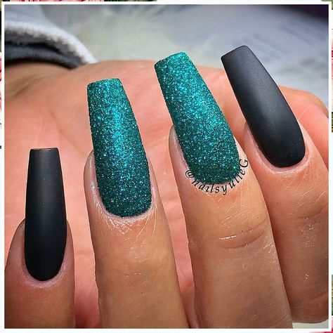 Add some sparkle to your winter nails with a gold glitter accent and deep purple polish. Matte Black And Turquoise Nails, Matte Black And Teal Nails, Matt Glitter Nails, Black And Teal Ombre Nails, Turquoise Black Nails, Black Turquoise Nails, Teal Black Nails, Green And Black Ombre Nails, Black Matte Nails With Glitter