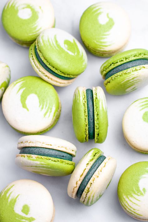 Matcha Macaron Recipe, Matcha Dessert Aesthetic, Macarons Matcha, Colorful Pastries, Macarons Filling Recipe, Macarons Design, Green Macarons, Macaron Designs, Boba Matcha