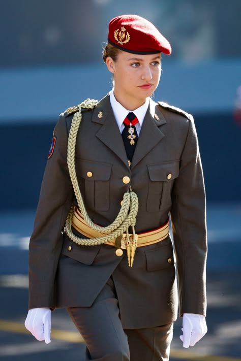 Princess Leonor reappears on Columbus Day wearing the dress uniform of the Spanish Army Spanish Princess Leonor, Princess Leonor Military, Royal Military Uniform, Princess Leonor Outfits, Bride Fashion Illustration, Princess Leonor Of Spain, Leonor Princess, Leonor Princess Of Asturias, Princess Of Spain