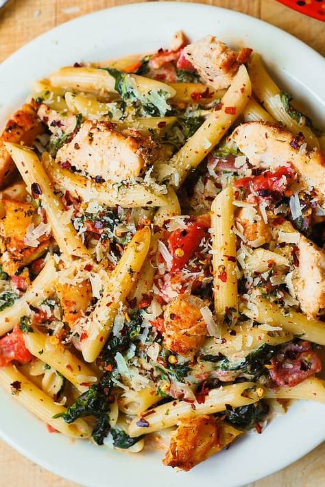 Pasta With Spinach And Tomatoes, Chicken And Bacon Pasta, Popular Pasta Recipes, Pasta And Chicken, Makanan Italia, Risotto Alla Milanese, Pasta With Spinach, Resep Pasta, Chicken And Bacon