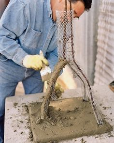 Using a Wire Form - For each piece, including this stand for a birdhouse, Carlos starts from a wire form.  (11 of 12 - Martha's Faux Bois (false wood) Collection) Diy Luminaire, Martha Stewart Home, Decoration Beton, Concrete Diy Projects, Cement Diy, Cement Art, Concrete Sculpture, Concrete Furniture, Concrete Crafts