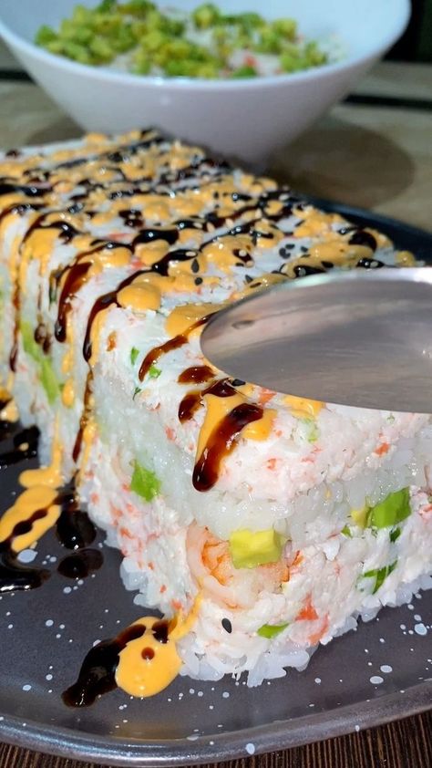 Sushi Cake Recipe, Rice For Sushi, Gym Meals, Baked Sushi, Sushi Recipes Homemade, Sushi Cake, Make Sushi, Sushi Sushi, Deli Food