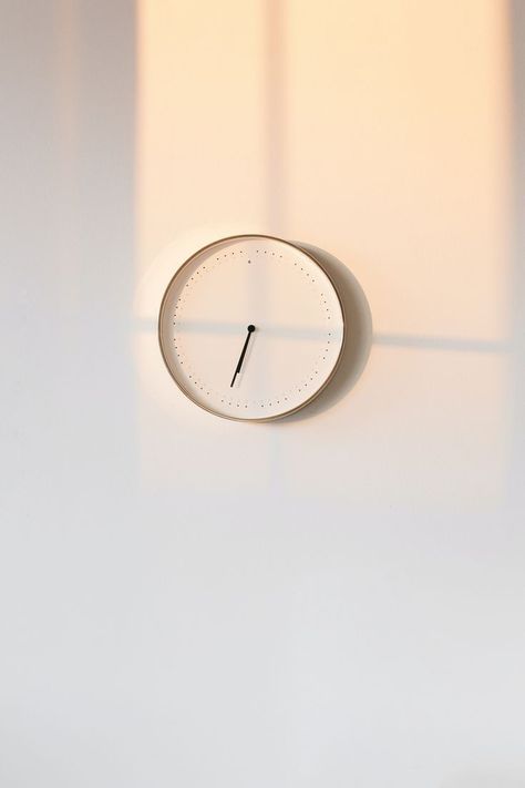 Instagram Background Aesthetic, 블로그 디자인, Photography Ideas At Home, Film Cinema, Clock Wallpaper, Minimalist Photography, Decor Essentials, Minimalist Wallpaper, Minimalist Home Decor