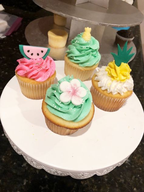 Tropical themed cupcakes made by Play Date Cupcakes in Hawaii. Tropical Decorated Cupcakes, Tropical Party Cupcakes, Summery Cupcake Ideas, Hawaii Themed Cupcakes, Tropical Birthday Cupcakes, Hawaii Cupcakes Ideas, Cupcakes Summer Theme, Tropical Cupcake Ideas, Hawaiian Themed Cupcakes