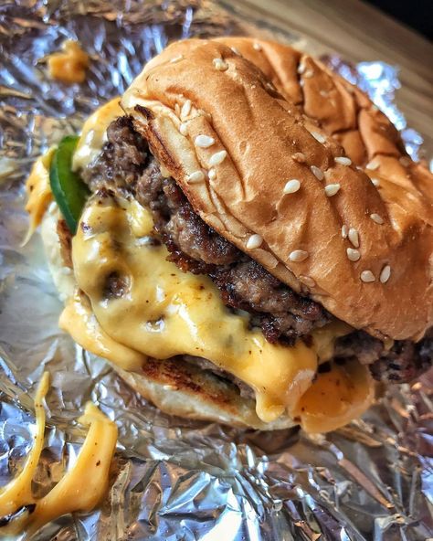 America Food, Burger Sauce, Food Babe, Food Therapy, Five Guys, Delicious Burgers, Food Goals, Food Obsession, Cafe Food