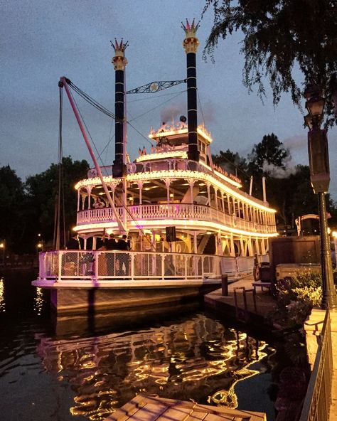 Remy Aesthetic, Disneyland Painting, River With Boat, Steamboat Restaurant, Disneyland Frontierland, Walt Disney Paris, Bayou Wedding, Paddle Boats, Boat Restaurant