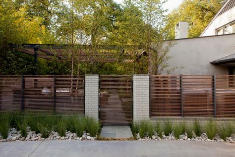 To create privacy without entirely blocking off an area from view, try something like this chic fence screen by MESA Design Group Patio Pictures, Horizontal Fence, Contemporary Patio, Fence Screening, Backyard Privacy, Privacy Walls, Modern Garden Design, Backyard Entertaining, Outdoor Privacy