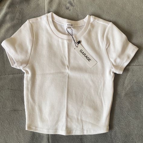 New With Tags Size Xs Basic White Cropped T Shirt Brand: Garage Clothing Tshirts For Women Casual Tees, Cute White Crop Tops, White Cropped Shirt Outfit, Garage Clothes, White Crop Shirt, Cute White Shirts, Clothing Basics, Baggy Jeans For Women, Basic Clothes