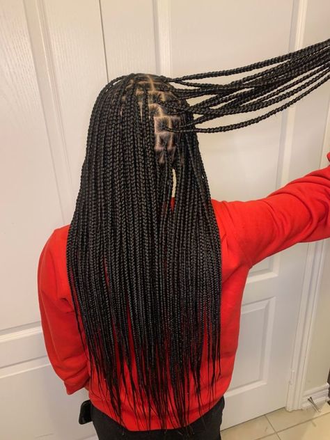 Knotless Box Braids Full Head, Knotless Box Braids Medium Waist Length, Medium Back Length Knotless Braids, Small Parts Big Braids, Medium Knotless Braids Mid Back Length, Small Knotless Braids Mid Back Length, Small Knotless Braids Medium Length, Bra Strap Length Knotless Braids, Knotless Braids Straight Ends