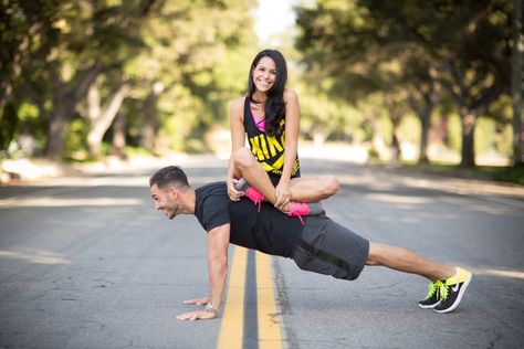 Gym Wedding Photoshoot, Couples Gym Photoshoot, Fitness Couple Photoshoot, Fit Couples Pictures, Inside Gym, Crossfit Couple, Couples Fitness, Fitness Photoshoot Poses, Engagement Photos Fun