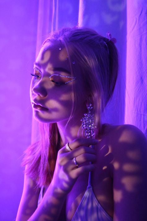 Make up look for a euphoria photoshoot Euphoria Lighting Photography, Euphoria Poses Ideas, Euphoria Photo Shoot, Purple Light Photoshoot, Euphoria Photoshoot Inspiration, Euphoric Photoshoot, Purple Lighting Photography, Euphoric Photography, Purple Photoshoot Ideas