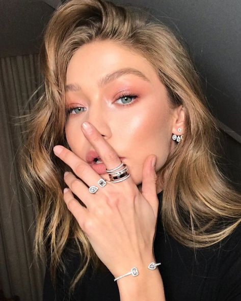 The #1 Party Mistake We're All Making, According to Gigi's Makeup Artist Inner Ear Piercing, Cake Band, Types Of Ear Piercings, Patrick Ta, Sparkly Eyes, Belle Silhouette, Dark Blonde Hair, Sara Sampaio, Pink Eyeshadow