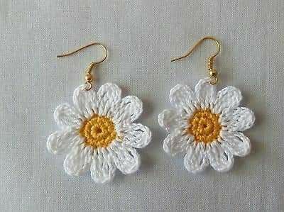 Flowers Accessories, Crochet White, Crochet Jewelry Patterns, Crochet Earrings Pattern, Mode Crochet, Crochet Diy, Crochet Motifs, Earrings Accessories, Daisy Flowers