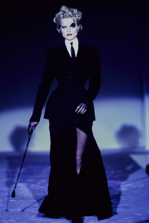 Mugler 90s, Mode Editorials, 90s Runway Fashion, Runway Fashion Couture, Couture Mode, Thierry Mugler, Fashion Weeks, Dark Fashion, Mode Vintage