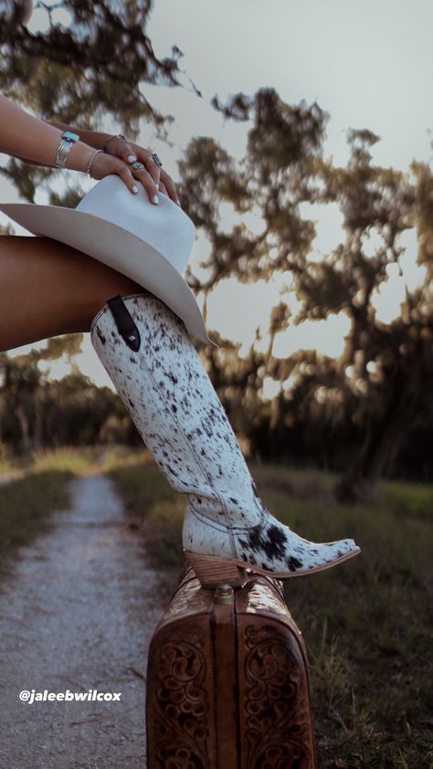 Cute Cowboy Boot Pics, Alt Cowgirl Aesthetic, Cowgirl Boot Photoshoot, Cowboy Boot Photography, White Cowgirl Hat Outfit, Cowboy Boot Photoshoot, Cowboy Boots Photoshoot, Cowboy Boots Photography, Boot Photoshoot