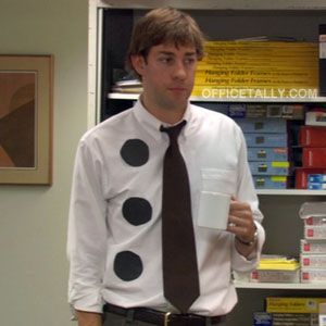 #theoffice  Three hole punch Jim... I found a guy  dressed up like this tonight! It seriously made my night! Jim Halpert Halloween Costumes, Punny Costumes, The Office Jim, Three Hole Punch, Jim Halpert, Hallowen Costume, John Krasinski, Last Minute Halloween Costumes, Dunder Mifflin