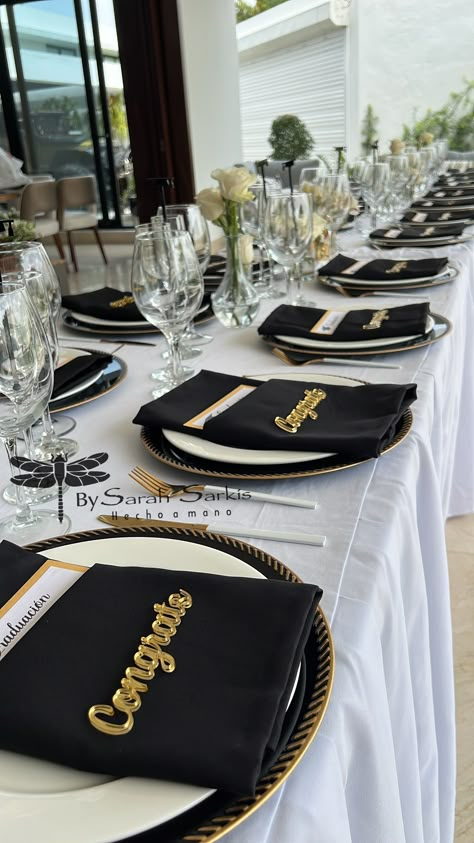 Graduation Party Ideas Fancy, Graduation Dinner Set Up, Black And Gold Graduation Table Decor, Intimate Graduation Dinner, Graduation Restaurant Decorations, Graduation Dinner Ideas Decorations, Graduation Event Decor, Luxury Graduation Party Ideas, Graduation Dinner Decorations