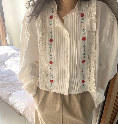 Embroidery On Blouse, Blouse Casual Fashion, Stylish Short Dresses, Top Shirt Women, Frocks For Girls, Embroidery Blouse, Embroidery On Clothes, Embroidered Clothes, Pakistani Dress Design