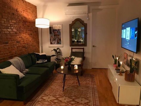 Brooklyn Living Room Ideas, Ny Apartment Aesthetic Living Room, Vintage Nyc Apartment Aesthetic, Cozy Nyc Living Room, Downtown Aesthetic Living Room, Small New York Living Room, Big Living Room Ideas Apartment, New York Style Apartment Living Room, Brooklyn Apartment Living Room