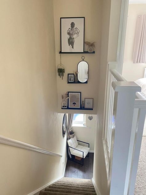 Stairwell with shelves Downstairs Staircase Ideas, Narrow Stairway Ideas, Staircase Landing Decor Upstairs Hallway, Narrow Upstairs Hallway Ideas, Small Stairwell Ideas, Narrow Staircase Ideas Decor, Stair Picture Wall, Narrow Landing Ideas Upstairs, Landing Decor Upstairs