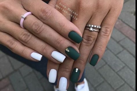 Hunter Green Nails, Unghie Sfumate, Sunflower Nails, Matte Nails Design, Short Nail, Spring Nail Art, Short Nail Designs, Short Acrylic Nails, Matte Nails