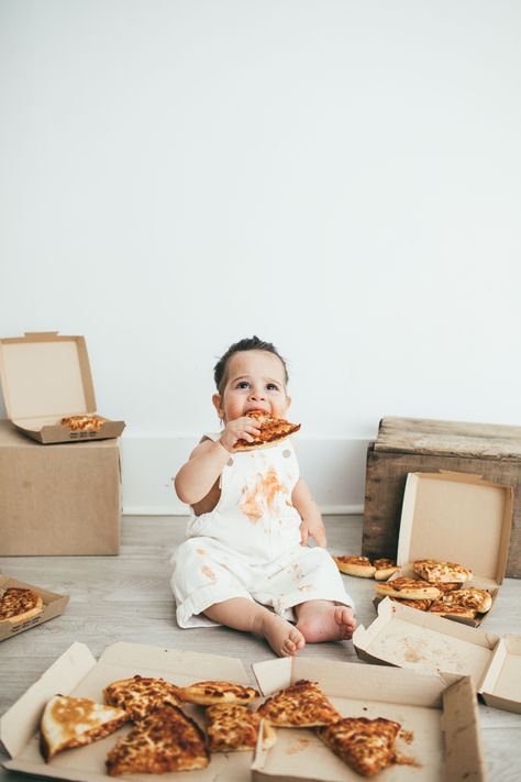 pizza themed cake smash | cake smash | cake smash photoshoot | cake smash photo ideas | first birthday photoshoot | first birthday photo ideas | Toronto photographer | The Robins Nest Pizza One Year Old Photoshoot, Pizza Birthday Photoshoot, Pizza Smash Photoshoot, Pizza Smash Cake Photoshoot, Pizza Family Photoshoot, Pizza First Birthday Pictures, Pizza Baby Month Pictures, Pizza Cake Smash, Pizza Milestone Picture