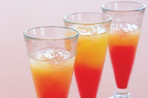 Transport your tastebuds to a tropical island with this bright orange and red cocktail. How To Make Tequila, Tequila Sunrise Recipe, Batch Cocktails, Australia Food, Silver Tequila, Popular Drinks, Cocktail Recipes Easy, Tequila Sunrise, Serving Drinks