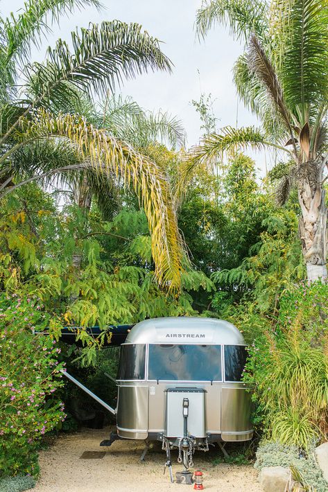 A unique wedding venue in Ojai, CA that has sleeping accommodations onsite in airstream trailers | Perfect wedding venue in Ojai, CA with tropical vibes. #ojaiwedding #tropicalwedding #weddingvenue Arkansas Wedding Venues, Ojai Wedding, Country Wedding Venues, Southern California Wedding Venues, Wedding Venue Los Angeles, California Wedding Venues, Unique Wedding Venues, Fun Wedding Invitations, Destination Wedding Planner