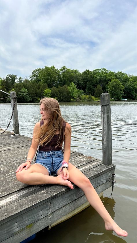 Dock Poses By Yourself, Poses At Lake, Boat Dock Pictures, Lake Dock Pictures, Dock Pictures Instagram, Lake Picture Ideas, Dock Photoshoot, Dock Pictures, Poses Picture Ideas