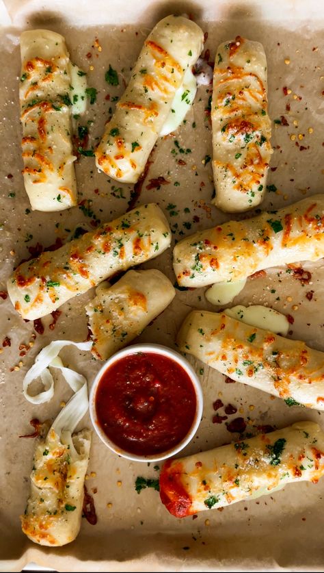 Homemade Cheese Stuffed Breadsticks, Food Cravings Savory, Stuffed Cheese Bread, Cheese Stuffed Breadsticks, Cheese Stuffed Pizza, Stuffed Breadsticks, Dinner Party Entrees, Stuffed Bread, Bread Sticks