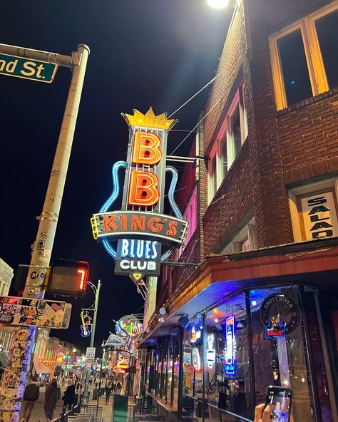 travel aesthetic nightlife night memphis tennessee club jazz music blues elvis king soul Memphis Tennessee Aesthetic, Blues Music Aesthetic, Memphis Aesthetic, Western Material, Tour Aesthetic, Downtown Memphis, Journal 2024, Nyc Bars, Memphis Tennessee