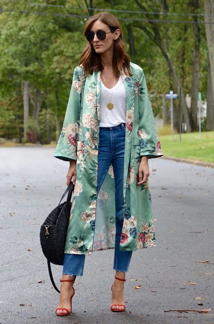 floral kimono Kimono Winter Outfit, Fashion Kimono Outfits, Kimono And Jeans Outfit, Kimono Outfit Ideas, Floral Kimono Outfit, Look Kimono, Moda Kimono, Kimono Outfits, Cute Kimonos