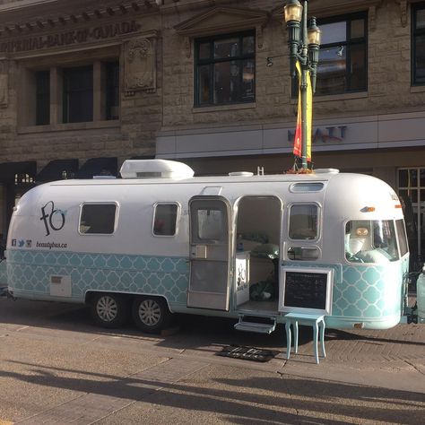 This bright and sparkly mobile spa is in an Airstream trailer and could be the location of your bachelorette or birthday party. Mobile Waxing Truck, Mobile Spa Trailer, Mobile Beauty Salon Ideas, Mobile Massage Trailer, Mobile Med Spa, Mobile Esthetician Trailer, Mobile Massage Van, Mobile Medspa, Mobile Spa Business Ideas