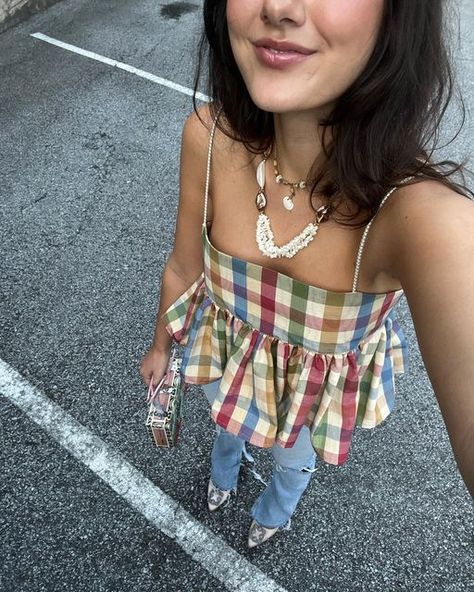 TESSA FAY on Instagram: "Date night fit for my man’s bday 🌮🍹" Casual Outfit Aesthetic Summer, Fun And Funky Outfits, Masculine Femine Outfits, Summer Button Up Outfit, Carribean Holiday Outfits, Minimalist Colorful Outfit, Pretty Date Outfit, Girly Vintage Outfits, Summer Tops Outfits