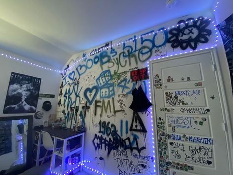 Room With Graffiti, Graffiti Wall In Room, Graffiti Bedroom Wall Aesthetic, Grafitti Room Aesthetic, Grafitti Wall Room, Graffiti Room Ideas Bedrooms Street Art, Graffiti Walls Bedroom, Graffiti Wall In Bedroom, Room Graffiti Ideas Wall Art