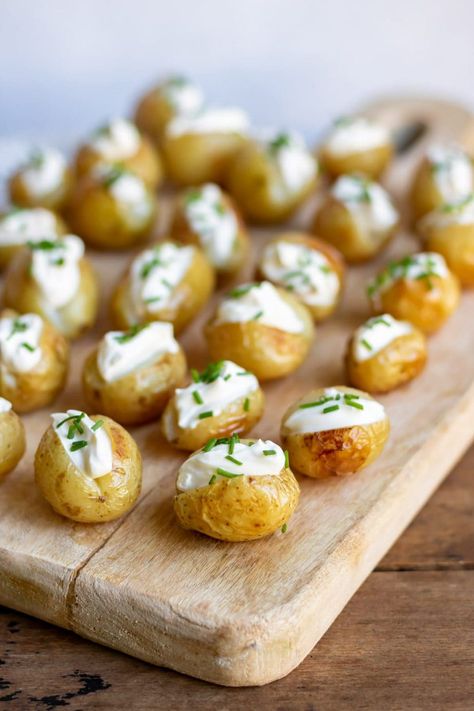 Mini Baked Potatoes, Potato Appetizers, Mini Potatoes, Appetizers For Kids, Tree Inspiration, Finger Foods Easy, Appetizers Easy Finger Food, Vegetarian Appetizers, Spicy Snacks